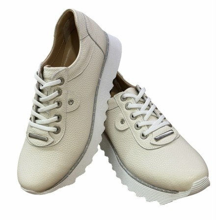 Creme sneakers