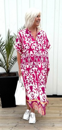 Cerise mønstret kjole