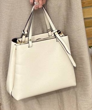 Creme medium skinnveske