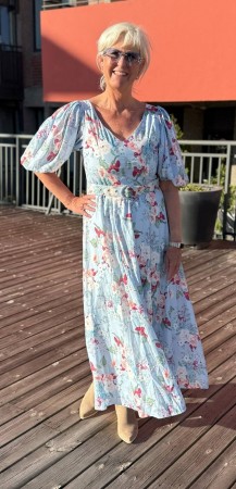 Lyseblå blomstrete kjole