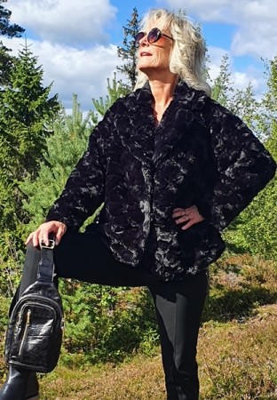 Sort fuskepels jakke