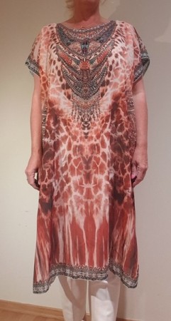 Jordfarget og coraltonet lang kaftan