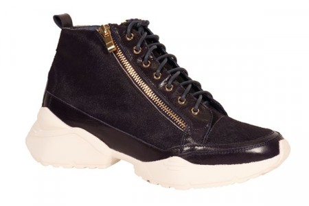 Sort sneakers