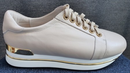 Creme sneakers