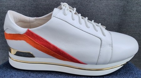 Hvite sneakers med striper på siden