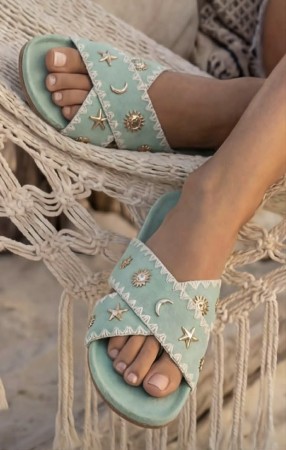 Lys grønn sandal m sjøpynt