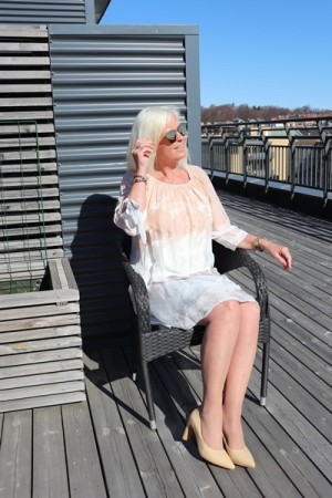 Beige-tonet silkekjole