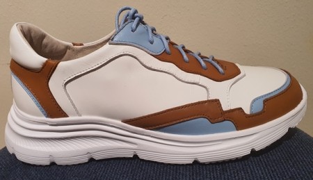 Hvit sneakers med lyseblå og cognac detaljer