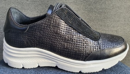 Sort sneakers med matchende stener