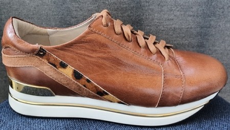 Cognac sneakers med dyreprint