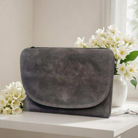 Mørk brun semsket skinnveske